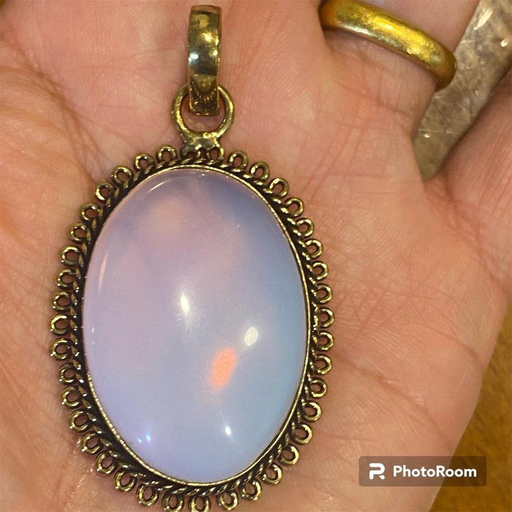 Attractive Beautiful Natural Blue Rainbow Moonstone Pendant.